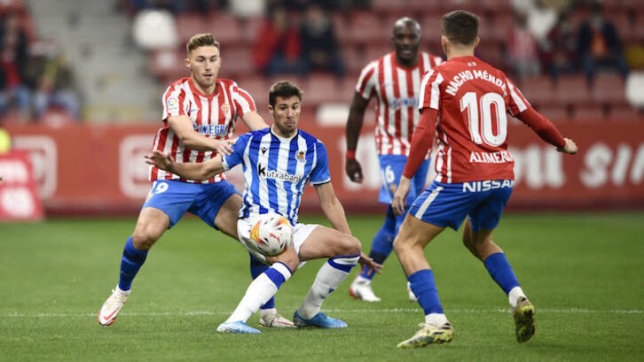 Martón, rodeado de rivales en El Molinón, donde el Sanse se reencontró con la victoria. (Real Sporting)