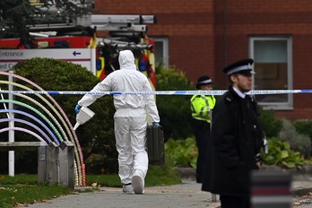 Un miembro de la Policía Científica se dirige hacia el lugar del Hospital para Mujeres de Liverpool donde se produjo la explosión de un vehículo. (Paul ELLIS/AFP)