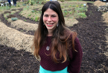 Elise Tinel dans le nouveau jardin de l'association Bio Divers Cité à Biarritz. © Bob EDME