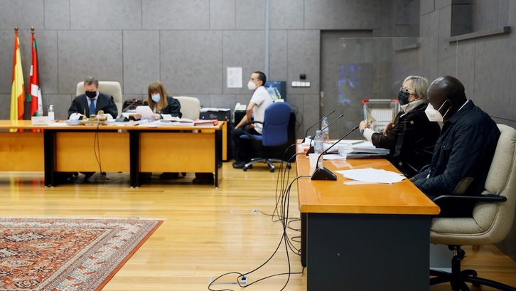 El marido de Maguette, presunto autor del crimen, sentado a la derecha. (Jesús TEJIDO/POOL/EFE)