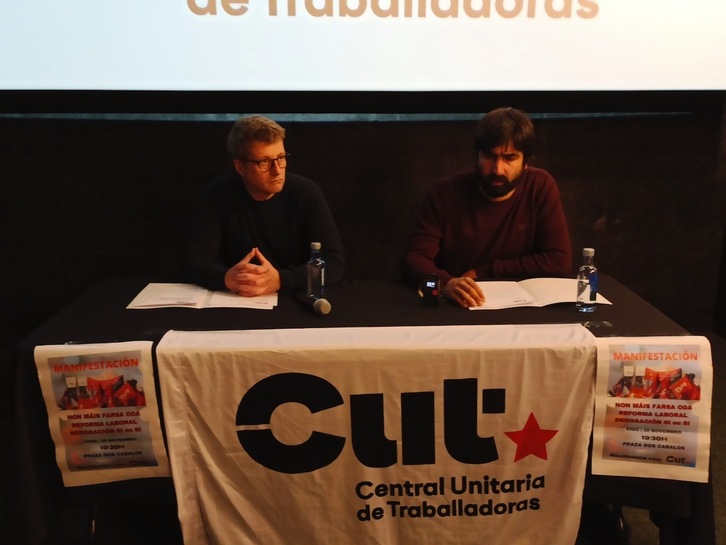 Imagen del secretario general de la CUT, Ricardo Castro, y del responsable de la asesoría jurídica de la central, Brais González, en la rueda de prensa que han dado para valorar la decisión de Estrasburgo. (EUROPA PRESS)