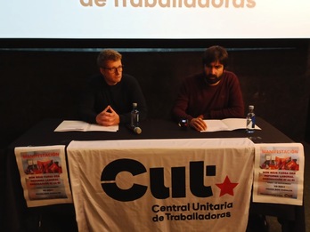 Imagen del secretario general de la CUT, Ricardo Castro, y del responsable de la asesoría jurídica de la CUT, Brais González, en la rueda de prensa que han dado para valorar la decisión de Estrasburgo. (EUROPA PRESS)