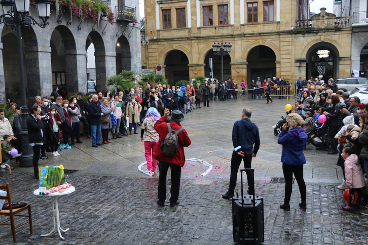 Parodia en Azkoitia para denunciar la situación de las trabajadoras de la residencia de mayores San José. (Maxixatzen.eus)
