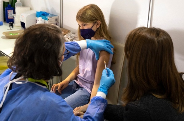 Una niña recibe este lunes su primera inyección contra el covid en Viena (Austria). (Joe KLAMAR/AFP)