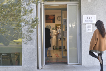 Las pruebas de detección del covid cada vez dan más resultados positivos.     (Idoia ZABALETA I FOKU)