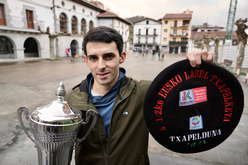 Jokin Altuna, txapela eta garaikurrarekin Amezketako plazan (Andoni CANELLADA / FOKU)