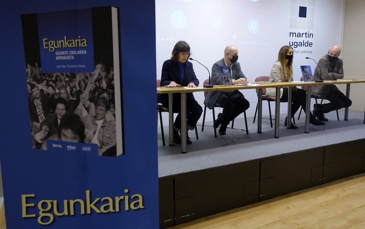 Joan Mari Torrealdaik ia amaituta utzi zuen liburua astearte honetan aurkeztu dute Joanmari Larrarte, Lorea Agirre, Martxelo Otamendi eta Garazi Torrealdaik, Andoaingo Martin Ugalde kultur parkean. (Jon URBE/FOKU)