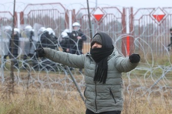 Un refugiado exterioriza su rabia en la frontera entre Bielorrusia y Polonia. (LEONID SHCHEGLOV-AFP) 