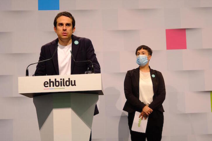 Pello Otxandiano, director de programas de EH Bildu, y Onintze Oleaga, responsable de política municipal de la coalición soberanista. (NAIZ)