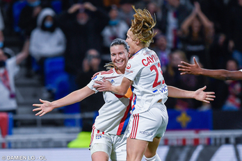 Egurrola celebra con Cayman su gol en la victoria del Olympique al PSG el pasado domingo. (DamienLG/OL)