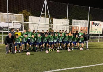 Jugadores, técnico y presidente del CD Injerto en el último entrenamiento. (Idoia ZABALETA / FOKU)