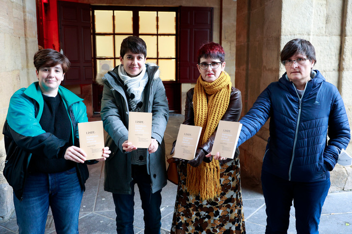 Saiakera lilburua euskaratzen lana egin duten lau itzultzaileak. (Maialen ANDRES/FOKU) 