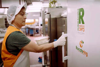 Rexcatering enpresak sortutako hozkailuetako bat. (via facebook Rexcatering, recuperación de excedentes alimentarios)