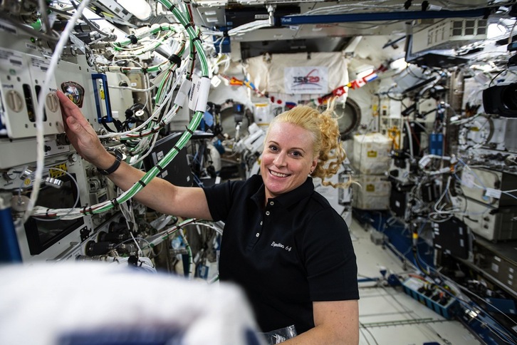 La astronauta de la NASA Kate Rubins, en el módulo de laboratorio Kibo de la Agencia Japonesa de Exploración Aeroespacial. (JAXA)