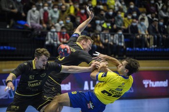 Víctor Rodríguez sufre la dureza de la defensa del Toulouse (Jon URBE / FOKU)