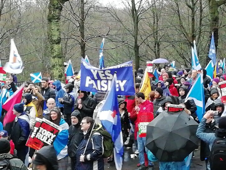 Marcha independentista en Glasgow durante la COP26. (Davy TOLMIE / AFP)O
