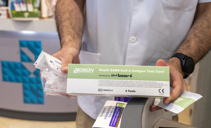 Las farmacias de la CAV prodrán notificar a Salud los positivos en los test que hacen. (Marisol RAMIREZ/FOKU)