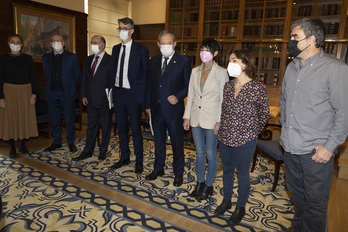 El consejero Pedro Azpiazu, con la representación de EH Bildu. (Monika DEL VALLE/FOKU)