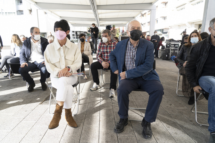 Representantes de EH Bildu, con sus mascarillas y distancias en un acto el pasado 25 de octubre. (Raúl BOGAJO | FOKU)