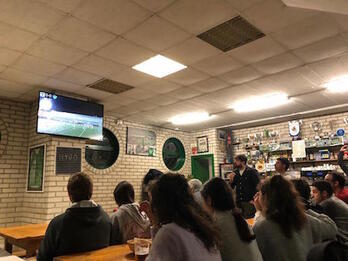 La afición del Hernani ha seguido el encuentro a través de las imágenes que han llegado de redes sociales. (Twitter HERNANI CD)