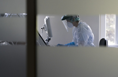 Una sanitaria trabaja en la UCI del hospital de Donostia durante el pasado verano. (Gorka RUBIO/FOKU
