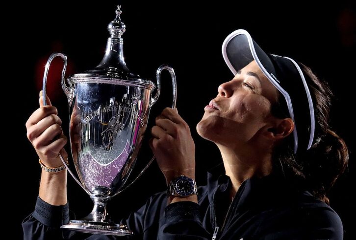 Garbiñe Muguruza, con el trofeo del Masters WTA. (Ulises RUIZ/AFP)