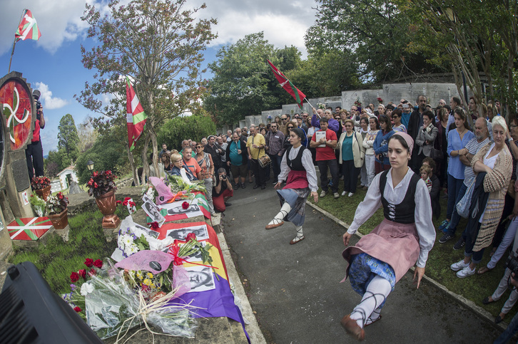 Homenaje a los últimos fusilados del franquismo en Zarautz, ante la tumba de «Txiki». (Jon URBE | FOKU)