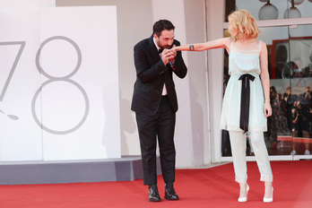 Pablo Larraín, de la mano de Kristen Stewart en Venecia. (NAIZ)