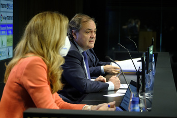 Jokin Aperribay, junto a la consehjera Nerea Aranburu, en su rueda de prensa. (Jon URBE/FOKU)