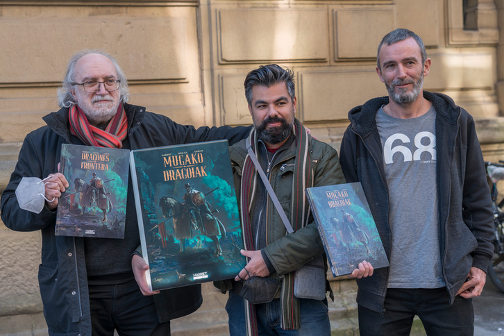 Gragorio Muro ‘Harriet’, Ivan Gil eta Garluk Aguirre, sortu duten komikia eskuan dutela. (Andoni CANELLADA / FOKU)