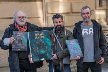Gragorio Muro ‘Harriet’, Ivan Gil eta Garluk Aguirre sortu duten komikia eskuan dutela. (Andoni CANELLADA / FOKU)