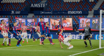 Marcelino durante el partido contra el Cádiz en San Mamés. (Monika DEL VALLE / FOKU)