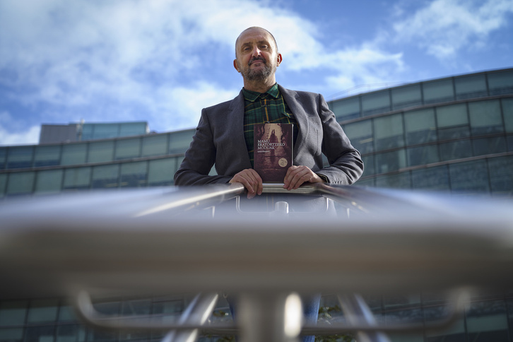 Juanjo Olasagarre eta bere azken liburua. (Aritz LOIOLA / FOKU)