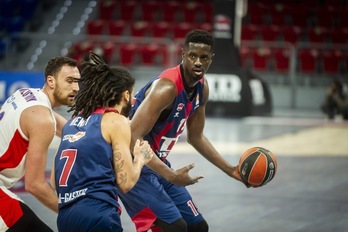 La victoria del Baskonia en enero del año pasado fue tal vez el mejor momento de Youssoupha Fall en el Baskonia. (Jaizki FONTANEDA / FOKU)