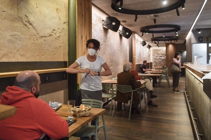 En los bares tradicionales no se pediría el pasaporte covid. (Idoia ZABALETA/FOKU)