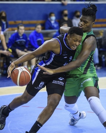 Leia Dongue se ha merendado a las interiores de IDK Euskotren. (Jon URBE / FOKU)