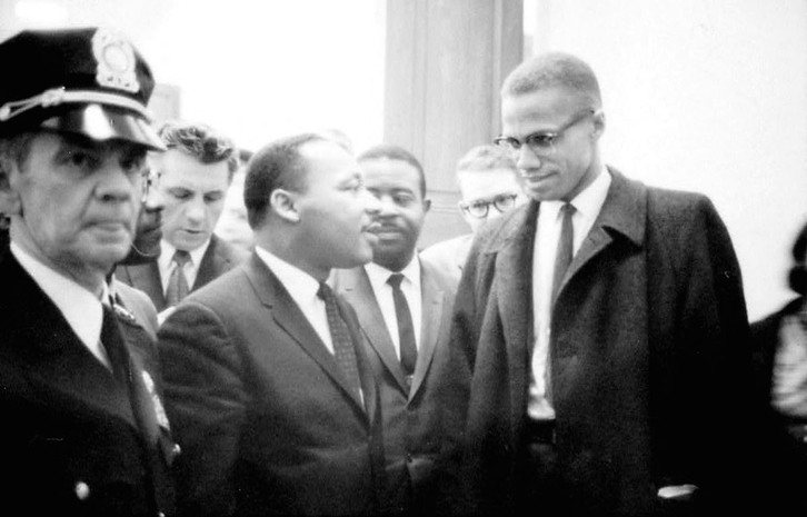 El lider antirracista Malcolm X, junto a Martin Luther King, en marzo de 1964. (AFP)