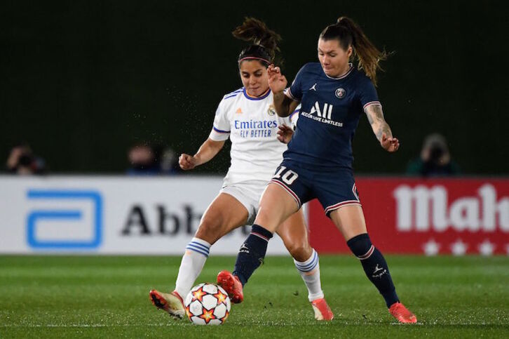 Bachmann protege el balón ante Kenti en una imagen del choque entre Real Madrid y PSG. (P.P.Marcou/AFP)