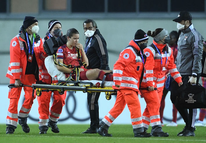 Damaris Egurrola es retirada en camilla tras lesionarse el tobillo. (Christof STACHE/AFP)