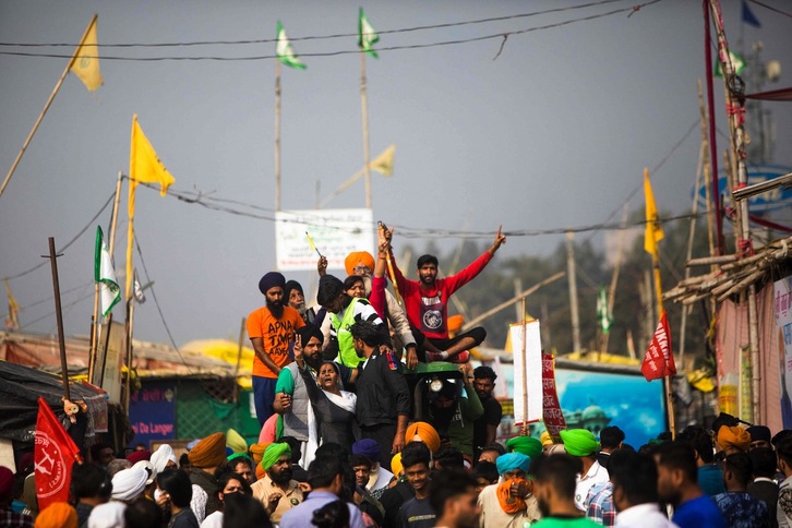 Campesinos indios celebran la victoria tras sus movilizaciones. (XAVIER GALIANA-AFP) 