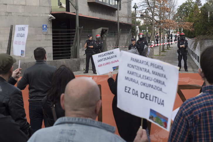 Ertzainas frente a una protesta contra la Ley Mordaza en Donostia. (Juan Carlos RUIZ/FOKU)