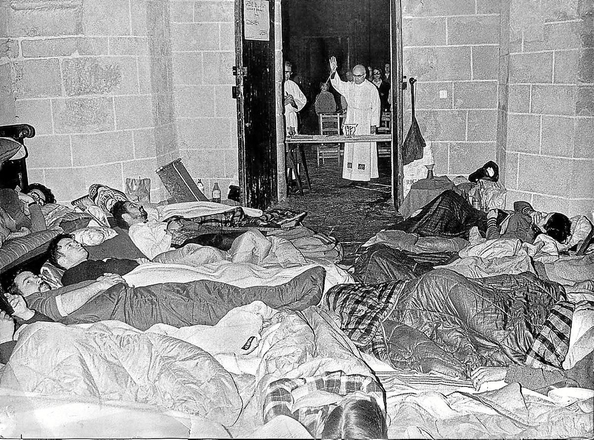 Errefuxiatuek eta militanteek 1973an Baionako katedrala okupatu zuten. (Daniel VELEZ)