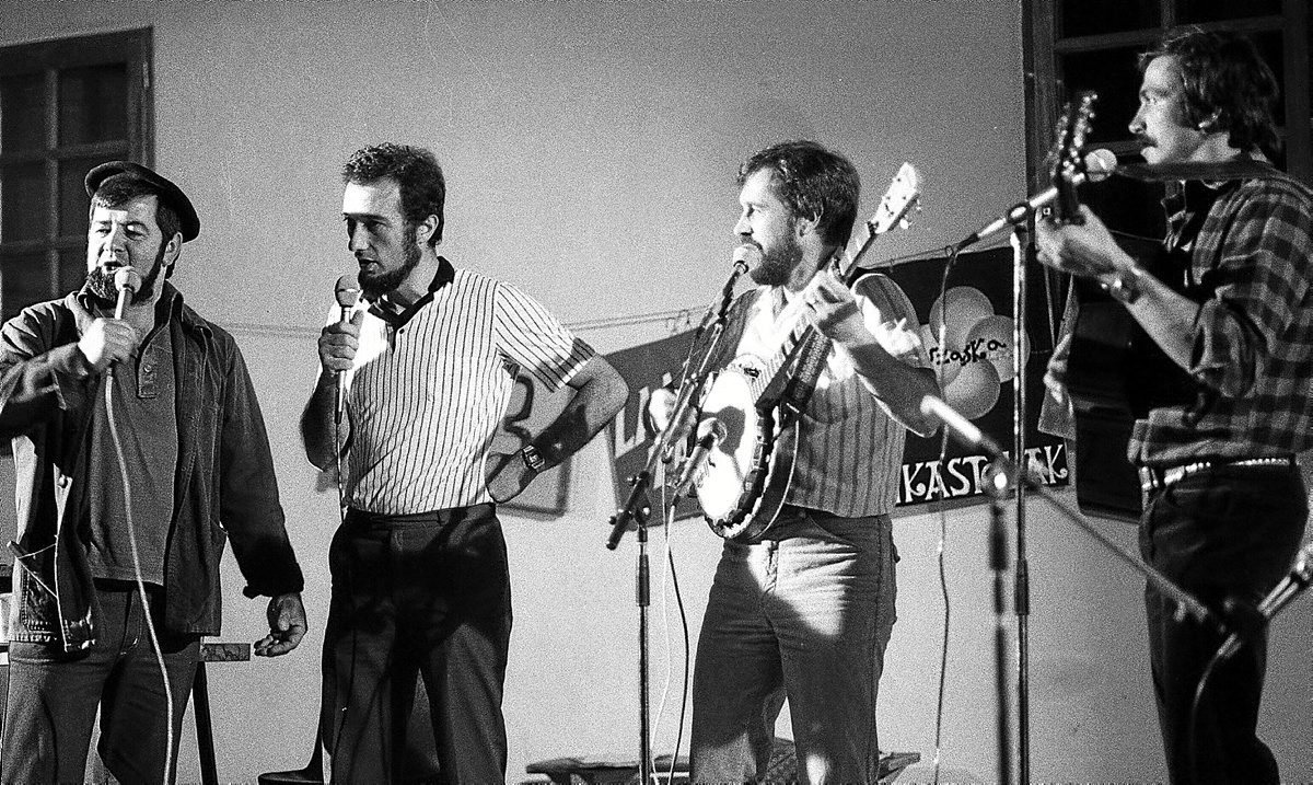 Guk taldeko kideak ‘kantzerki’ bat eskaintzen taula gainean. (Daniel VELEZ) Guk taldeko kideak ‘kantzerki’ bat eskaintzen taula gainean. (Daniel VELEZ)