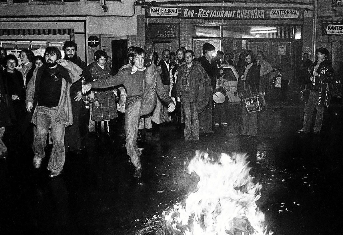 Franco hil zelarik Baionako karriketan izan zen alaitasuna. (Daniel VELEZ) Franco hil zelarik Baionako karriketan izan zen alaitasuna. (Daniel VELEZ)