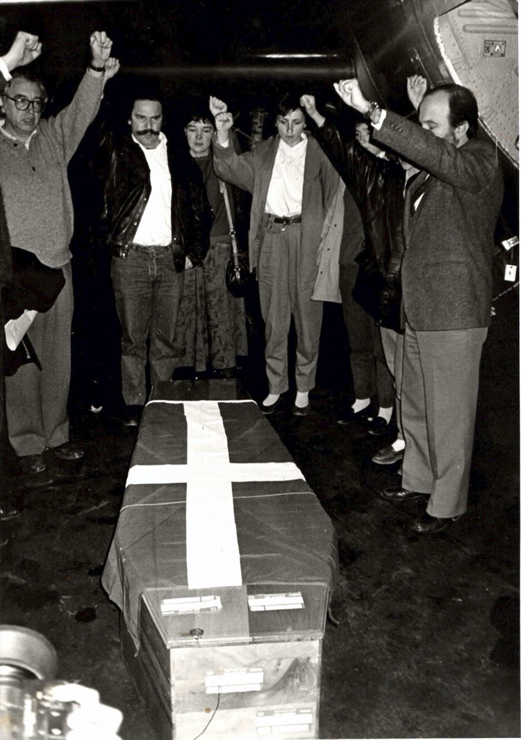 Aljerreko aireportuan, euskal ordezkaritza, hilkutxaren aurrean. (Egin) Aljerreko aireportuan, euskal ordezkaritza, hilkutxaren aurrean. (Egin)