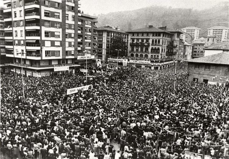 Arrasateko Udal plaza jendez gainezka, omenaldian. (Egin) Arrasateko Udal plaza jendez gainezka, omenaldian. (Egin)