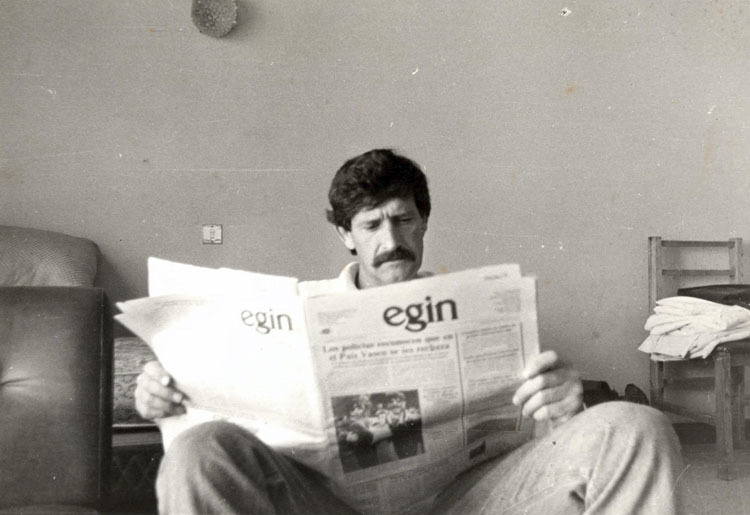 «Egin» irakurtzen, Aljerren. (Luis Nuñez - Punto y Hora) «Egin» irakurtzen, Aljerren. (Luis Nuñez - Punto y Hora)