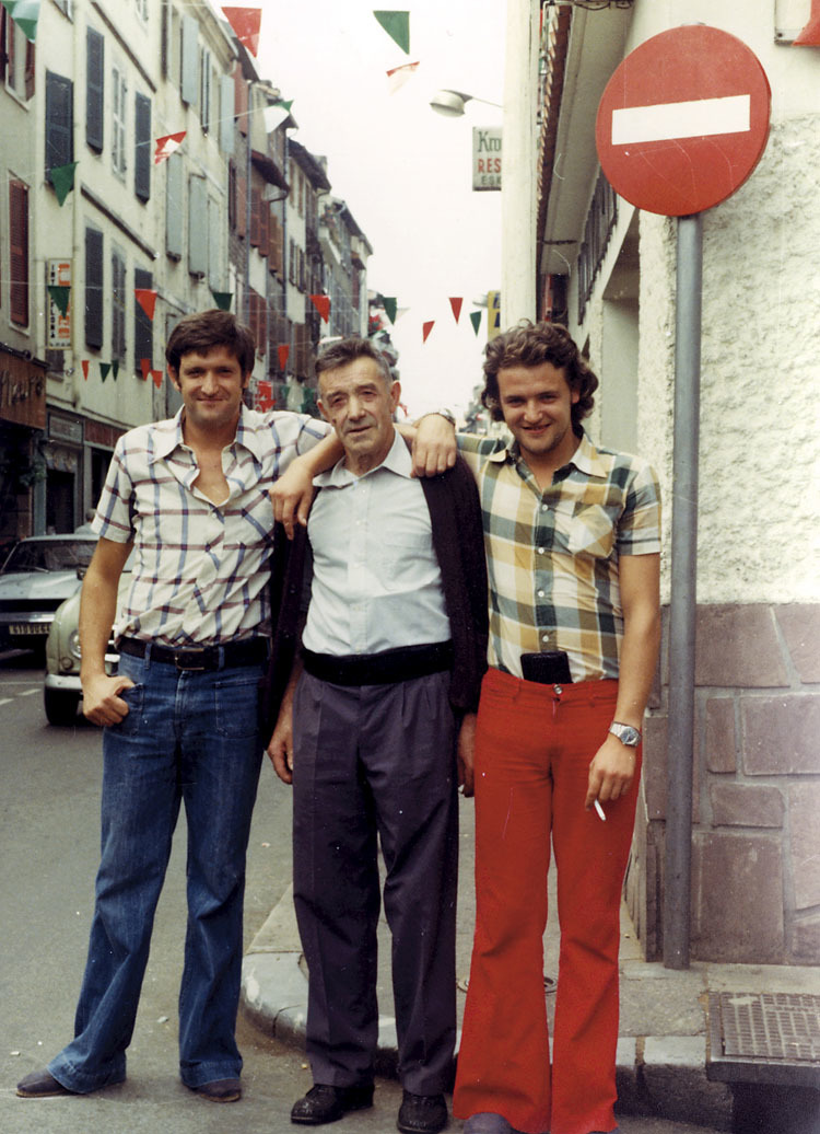 Txomin eta Angel anaiak, aita erdian dutela, Baionan ateratako irudian. (Argazkia: Iturbe-Ormaetxea sendia) Txomin eta Angel anaiak, aita erdian dutela, Baionan ateratako irudian. (Argazkia: Iturbe-Ormaetxea sendia)