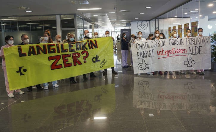 Protesta de la plantilla de Onkologikoa con motivo de la visita de la consejera Gotzone Sagardui. (Andoni CANELLADA/FOKU)