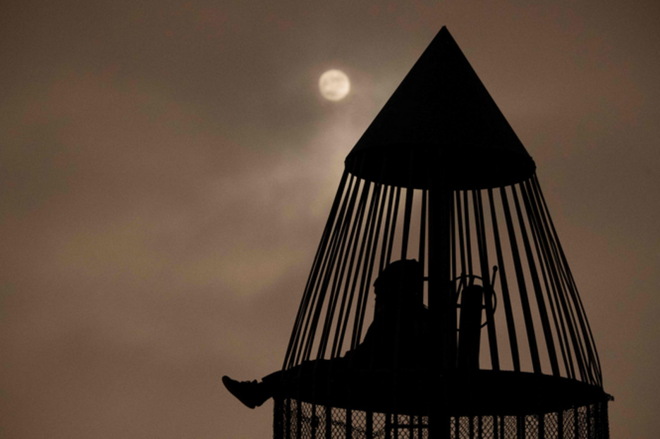 La luna brilla entre las nubes en Torrance, California. (Patrick T. FALLON / AFP)